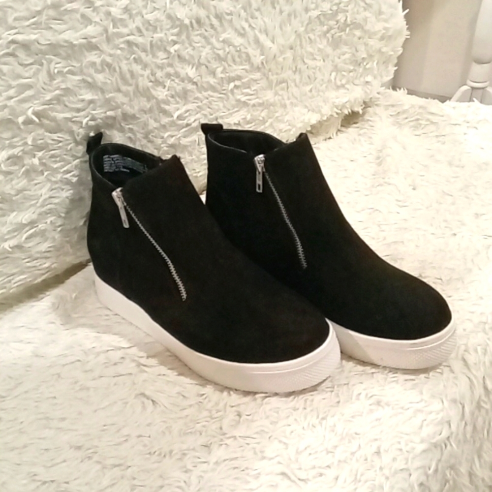 Time & Tru high top sneakers